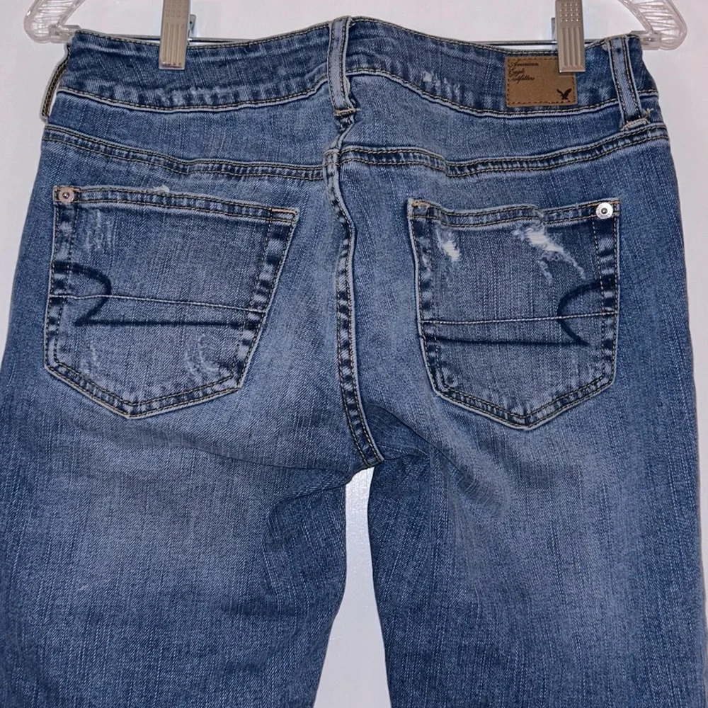 Womens AE destroyed Boy Fit cropped jeans size 2 - Picture 4 of 6